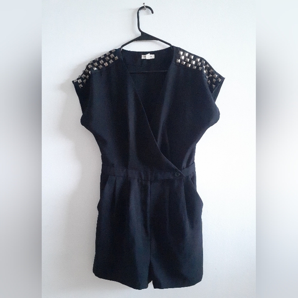 Fitted romper with square metallic shoulder studs - Picture 9 of 9